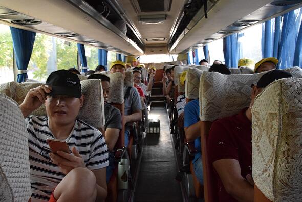 秋葵视频网站全體坐上旅遊大巴